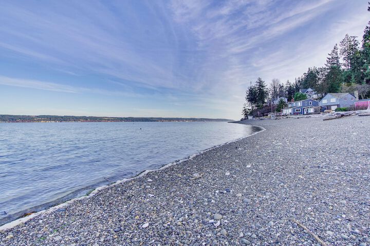 Puget Sound Cottage w / Private Community Beach!