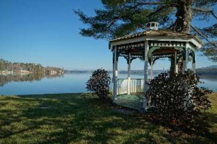 The Lake House at Ferry Point