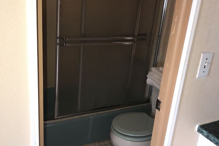 Room 10 of 16