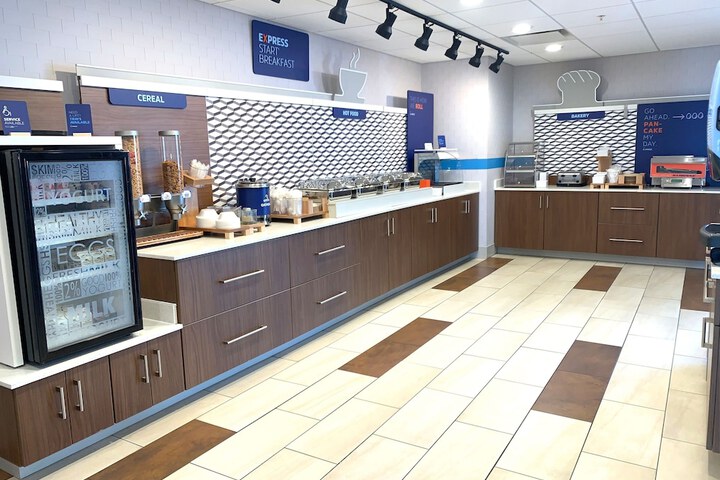 Holiday Inn Express & Suites Parkersburg East by IHG