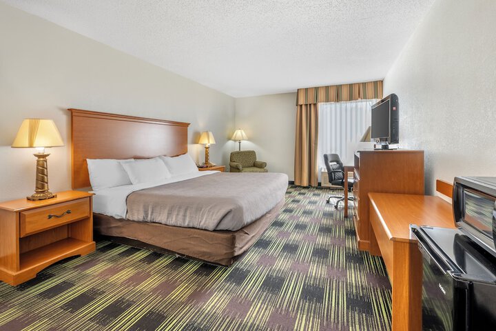 Quality Inn & Suites Near Amish Country