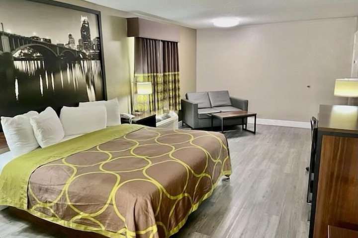 Room 13 of 21