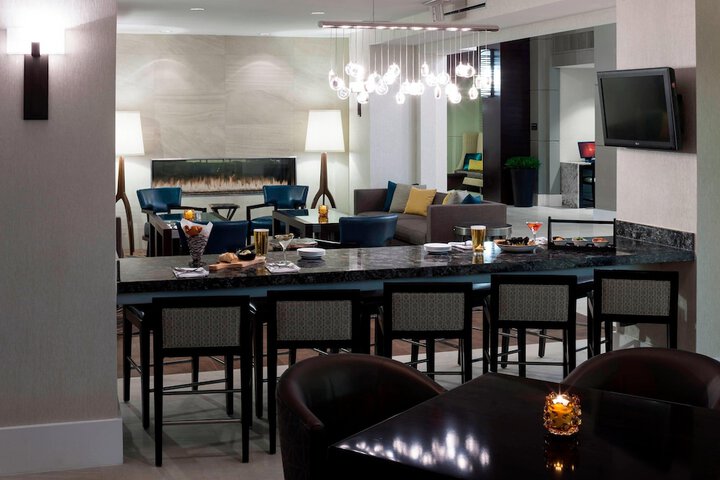 Lounge 38 of 44