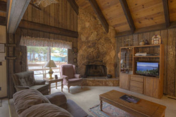 Conveniently Located Tahoe Home for 10 by RedAwning