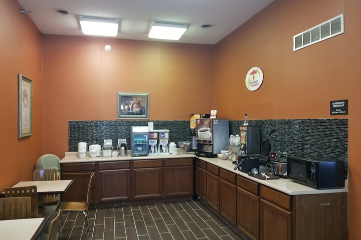 Super 8 by Wyndham Bellefontaine