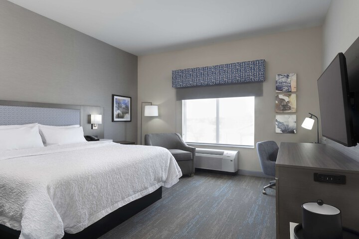Hampton Inn & Suites St. Charles Old Town Area