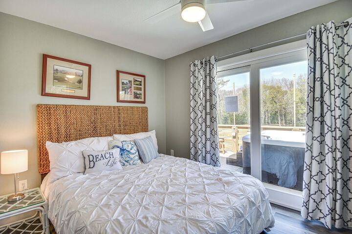 Kitty Hawk Apartment w / Hot Tub - 1 Mi to Beach!