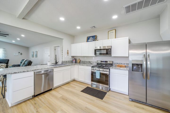 Walk to Lake Parks & Dining: Eufala Family Home!