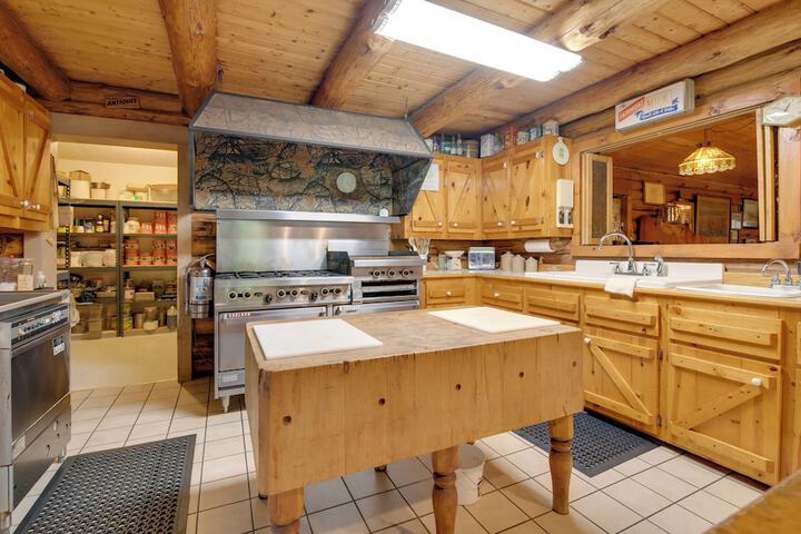 Handcrafted Log Cabin in Candor: Group Getaway!