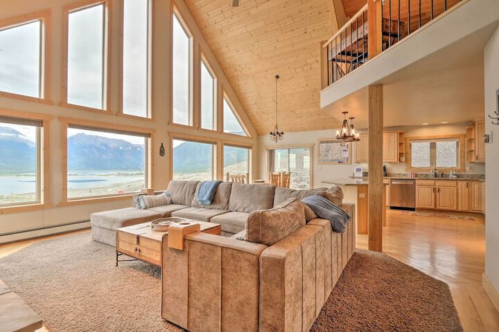 Breathtaking Views: Twin Lakes Retreat w / Deck
