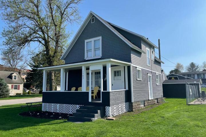 3 Bedroom House with Lake Pepin views with access to shared pool