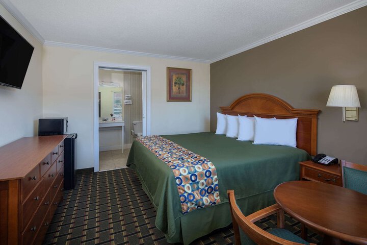 Room 16 of 39
