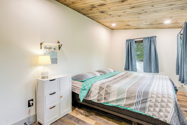 Dandridge Home on Douglas Lake w / Hot Tub & Dock!