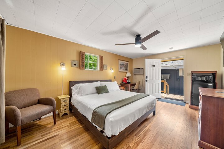 CedarWood Inn