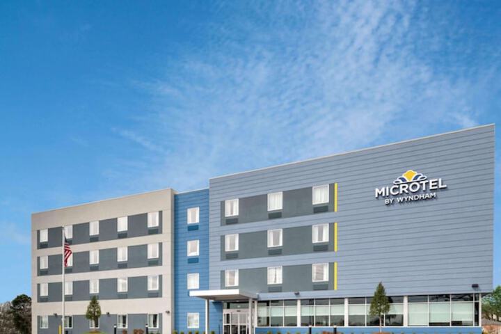 Microtel Inn & Suites by Wyndham Hot Springs