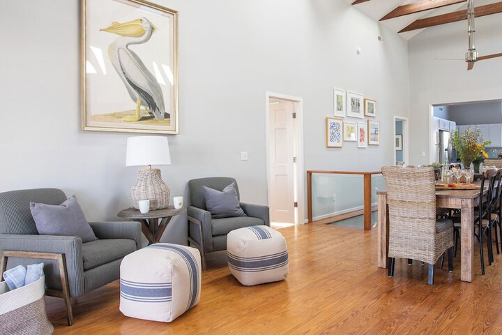 Lighthouse by Avantstay Beachfront View Home w / Pool Table & Ping Pong