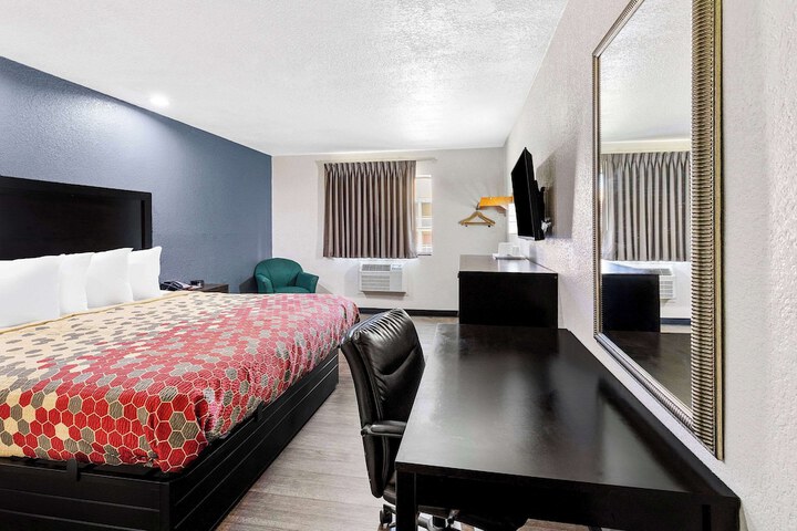 Room 25 of 43