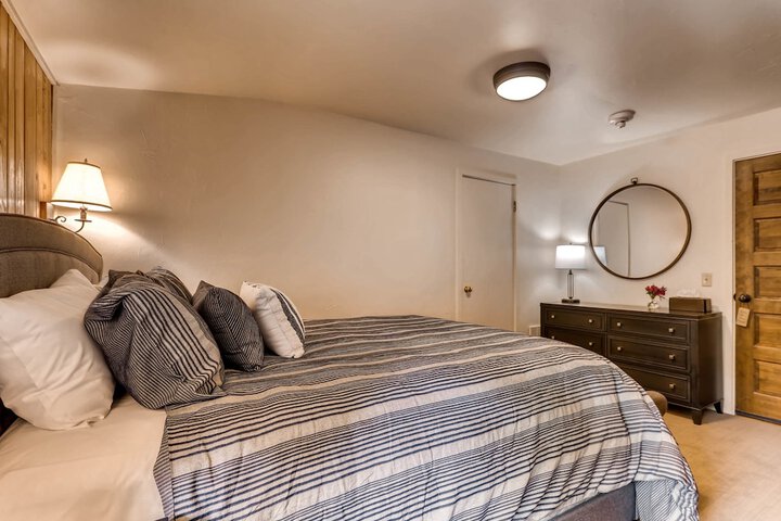 Room 33 of 48