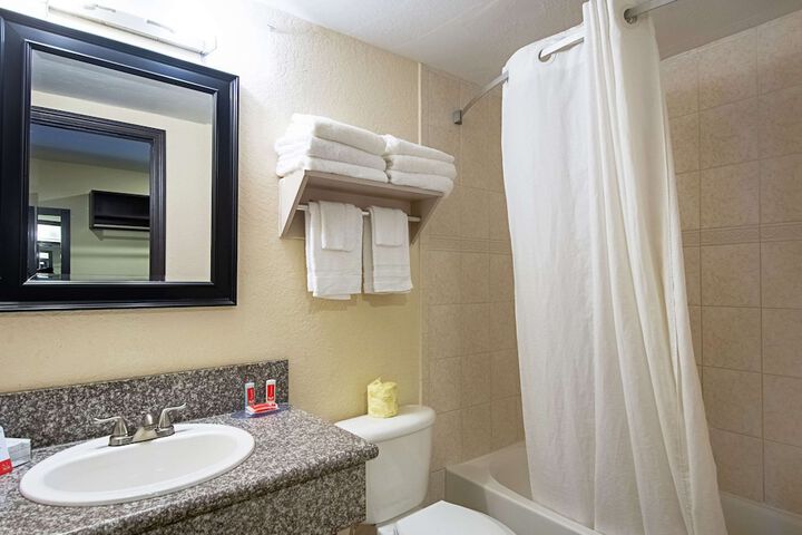 Econo Lodge Inn & Suites Clearwater Central