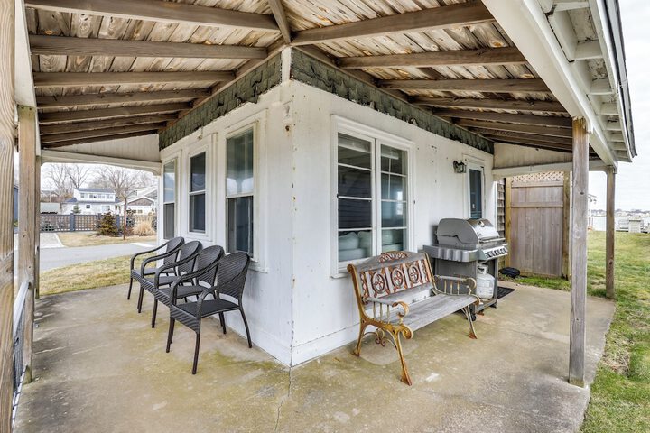 Charming Westbrook Cottage Steps to Private Beach