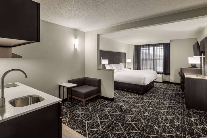La Quinta Inn & Suites by Wyndham Lake George
