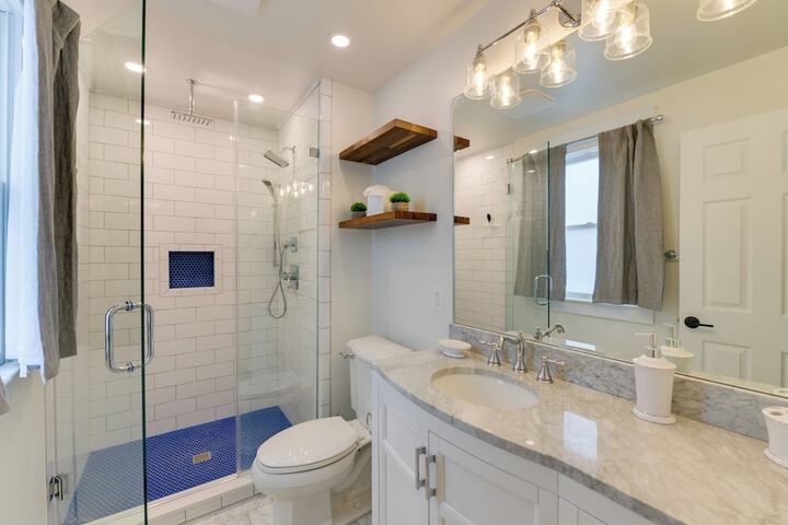 Avalon Vacation Rental w / Porch & Grill!
