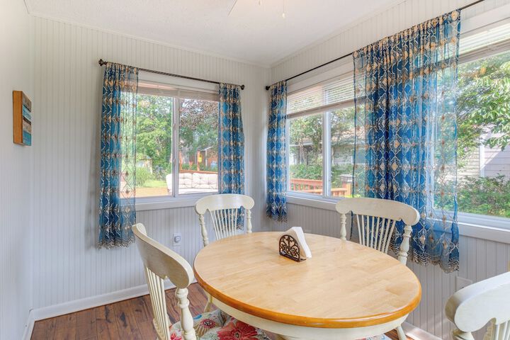 Adorable Cottage: Fire Pit Walk to Colonial Beach