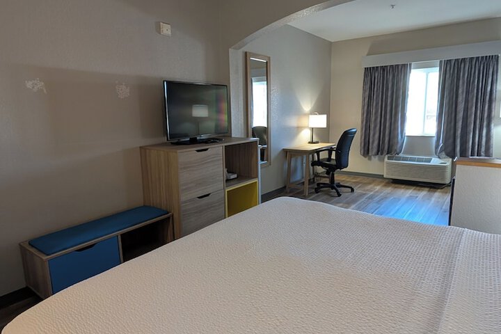 Days Inn & Suites by Wyndham Castle Rock