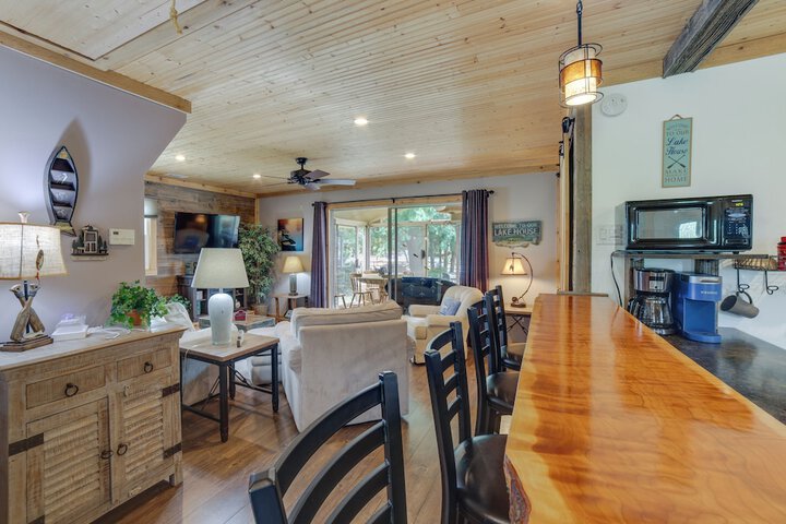 Lakefront Cottage w / Deck Near Indiana Beach!