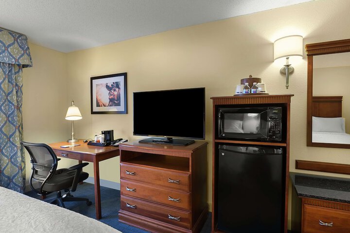 Lounge 38 of 44