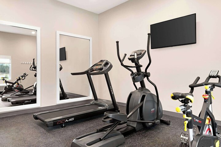 Days Inn & Suites by Wyndham Beaumont West / I-10 & Walden