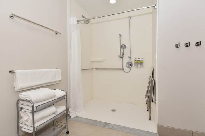 Room 11 of 27