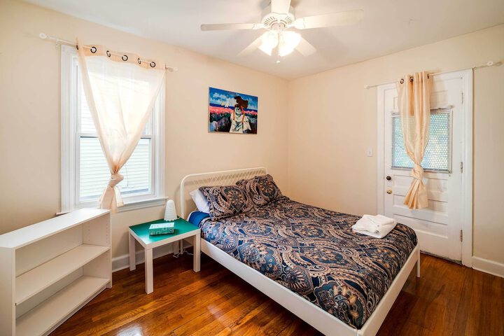 Ferndale Apartment w / Yard - Near the Detroit Zoo!