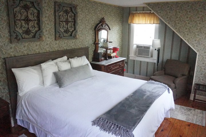 Room 15 of 33