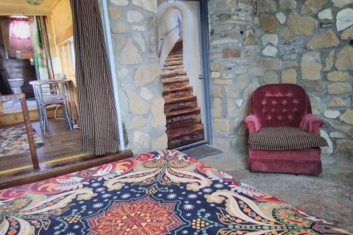 La loma del chivo Llc Stone Cottage alternative building