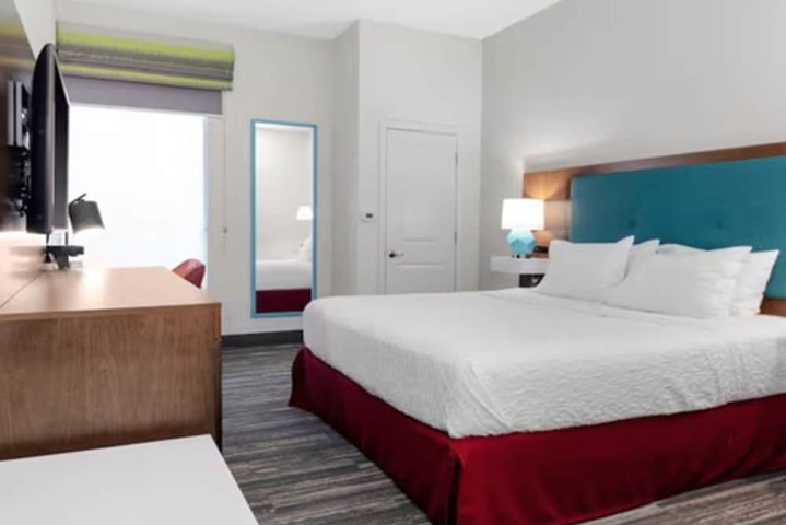 Hampton Inn by Hilton Concord / Bow