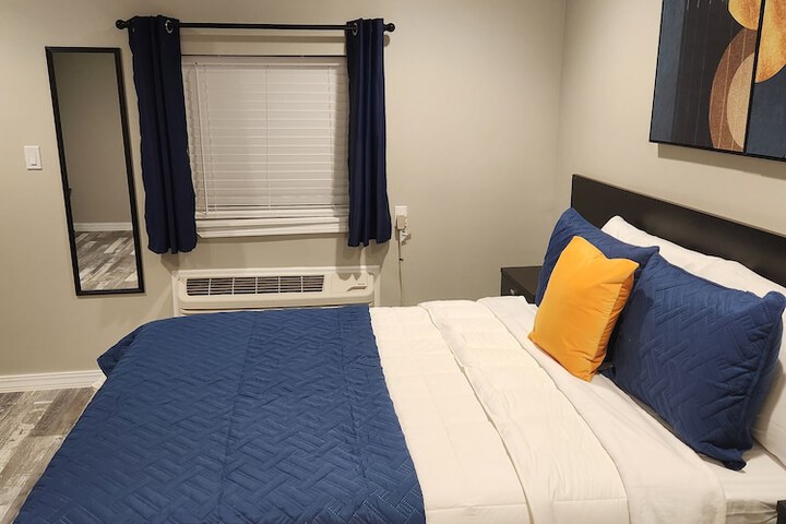 Room 6 of 12
