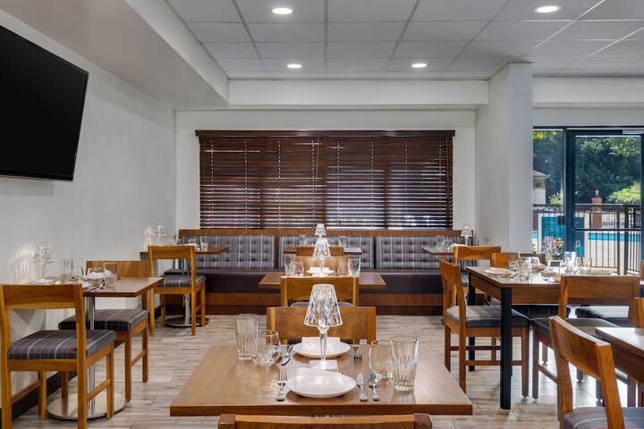 Dining 46 of 60