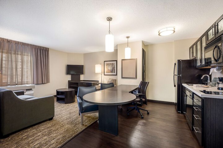 Sonesta Simply Suites Chicago Libertyville