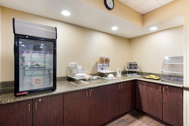 Red Roof Inn & Suites Columbus - West Broad