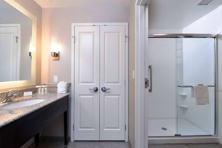 Room 28 of 53