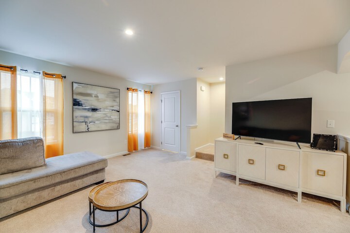 Sunlit Milford Townhome 2 Mi to Riverwalk!