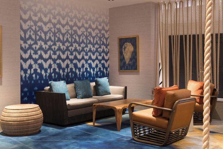 Lounge 106 of 116