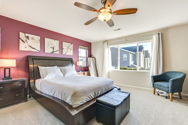 Spacious Kent Home Near Seatac Airport w / Patio