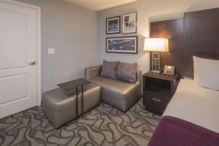 Room 32 of 43