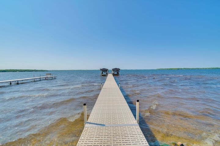 Home Rental on Detroit Lake: Dock Game Room!