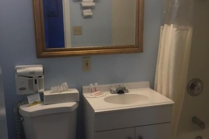 Days Inn by Wyndham Cleveland Lakewood