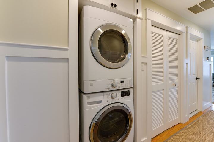 Avalon Vacation Rental w / Porch & Grill!