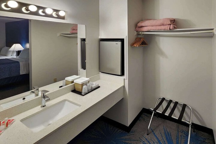 Room 25 of 80