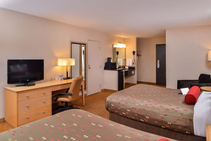 Clackamas Inn & Suites